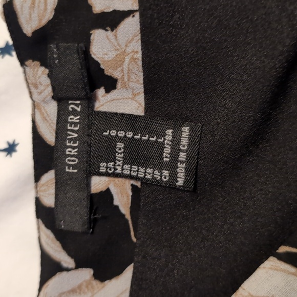 Forever 21 Black and Cream Floral Mini Skirt - Picture 2 of 3